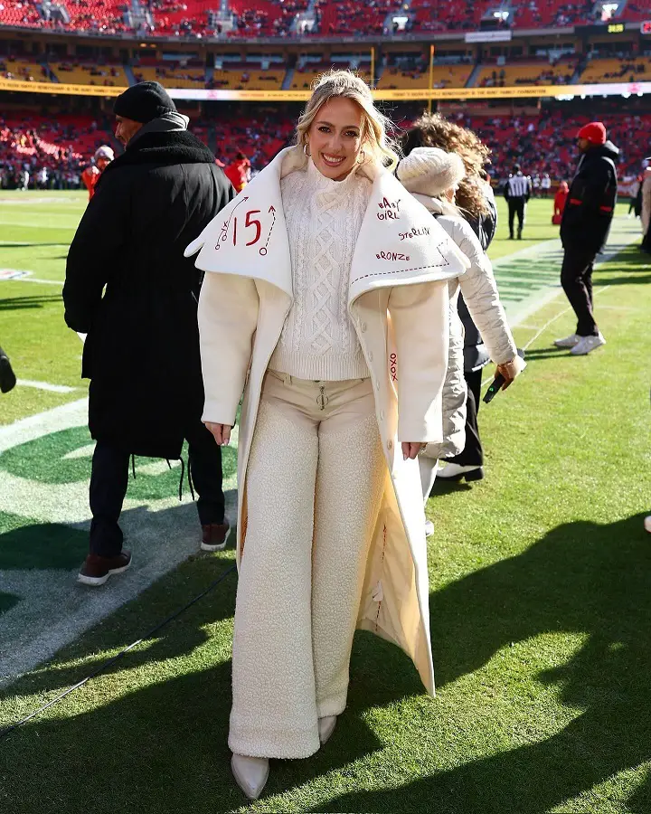 Cozy Shearling Pants and Oversized Coat Ensemble Cozy Shearling Pants and Oversized Coat Ensemble — Winter Football Game Outfits