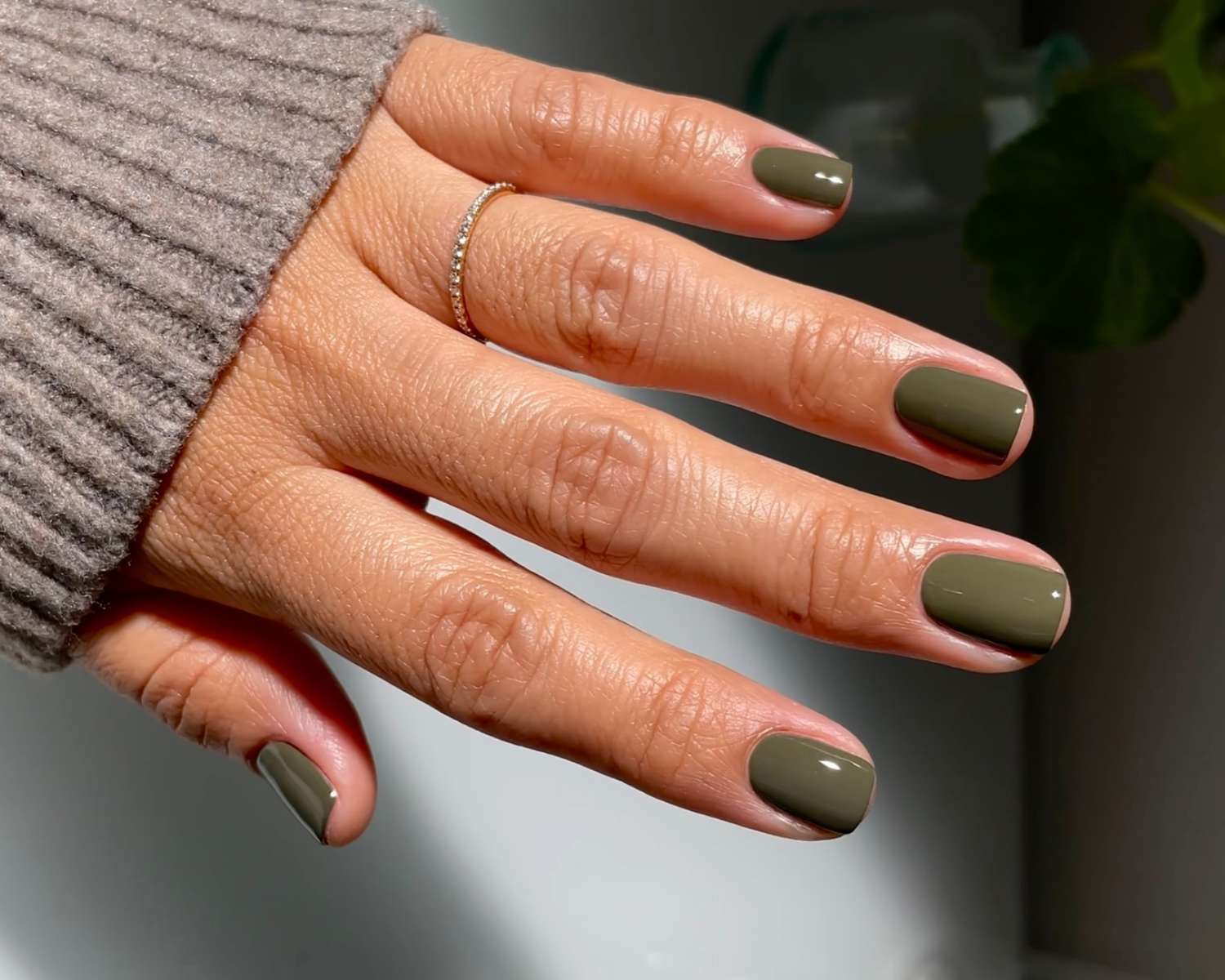 Deep Muted Olive Green Satin-Glossy Short Square Nails Deep Muted Olive Green Satin-Glossy Short Square Nails — Winter Nail Colors for Pale Skin