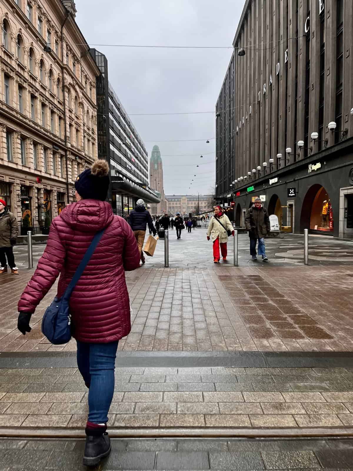 Chic Burgundy Puffer Coat for City Exploration Chic Burgundy Puffer Coat for City Exploration — Iceland Winter Outfits