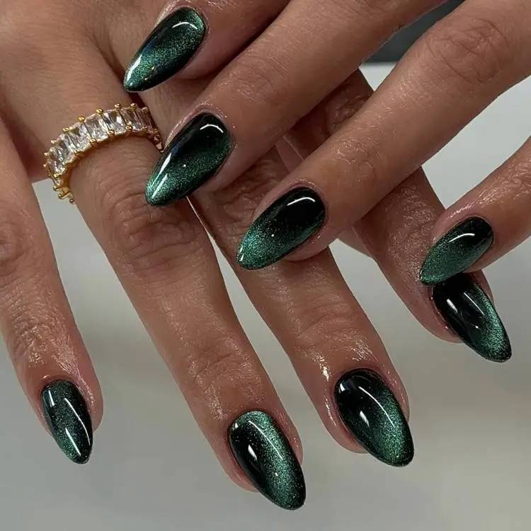 Emerald Green Cat-Eye Oval Nails Emerald Green Cat-Eye Oval Nails — Green Nail Designs