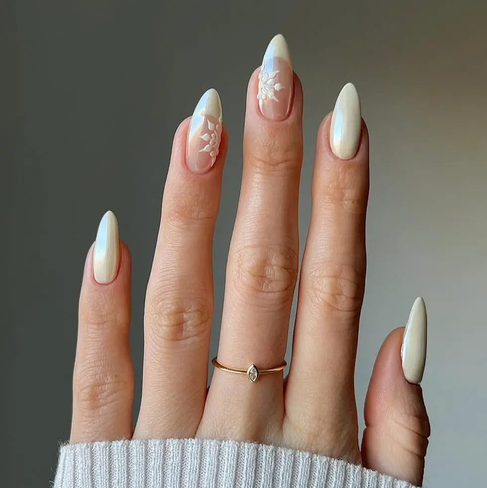 Pale Cream Pearlescent Snowflake Nails Pale Cream Pearlescent Snowflake Nails — Winter Oval Nails