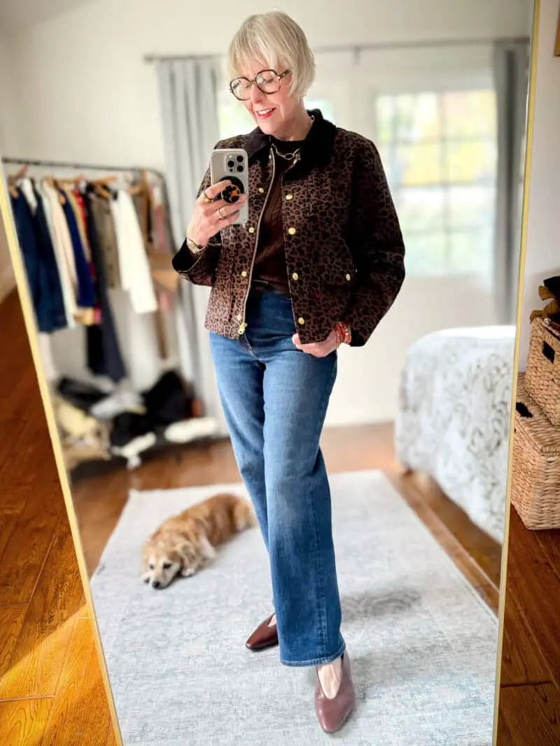 Cropped Leopard Jacket with Brown Top and Jeans Cropped Leopard Jacket with Brown Top and Jeans — Leopard Coat Outfits