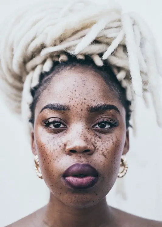 Shoulder Length Butterfly Locs With Highlights — Winter Protective Hairstyles