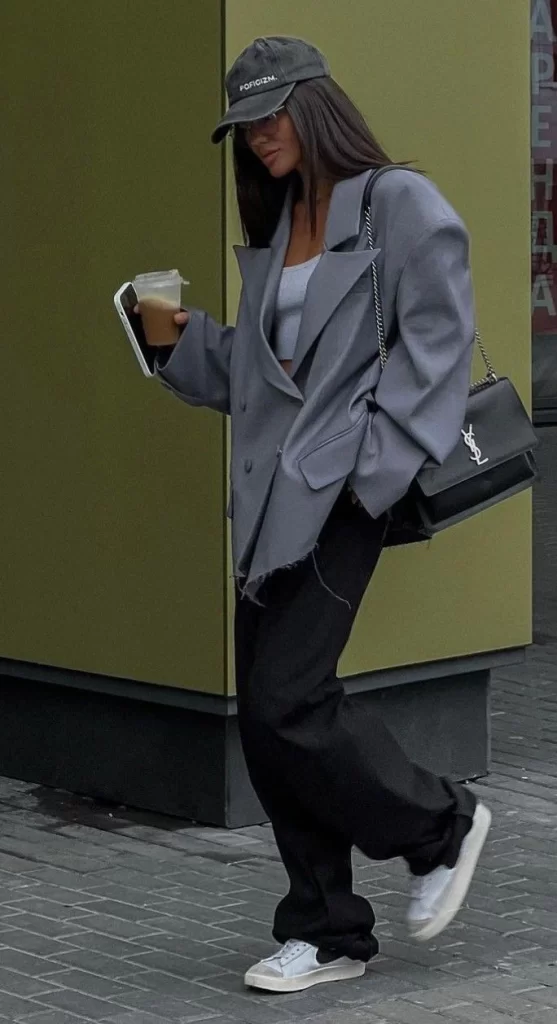 Casual Streetwear Black Sweatpants with Grey Crop Top and Oversized Blazer Casual Streetwear Black Sweatpants with Grey Crop Top and Oversized Blazer — Sweatpants Outfits