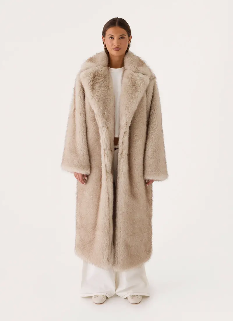 Floor-Length Oversized Beige Faux Fur Coat for Glamorous Warmth Floor-Length Oversized Beige Faux Fur Coat for Glamorous Warmth — Winter Coats for Women