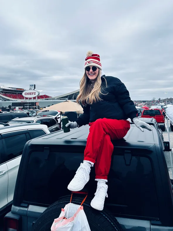 Sporty Sweatpants with Matching Beanie and Puffer Jacket Sporty Sweatpants with Matching Beanie and Puffer Jacket — Winter Football Game Outfits