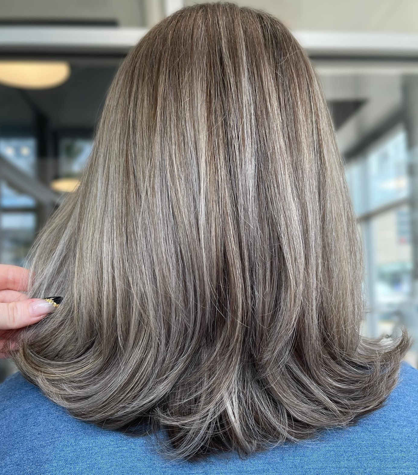 No Bangs Collarbone Layers With Blended Gray and Silver No Bangs Collarbone Layers With Blended Gray and Silver — Gray Blending Highlights