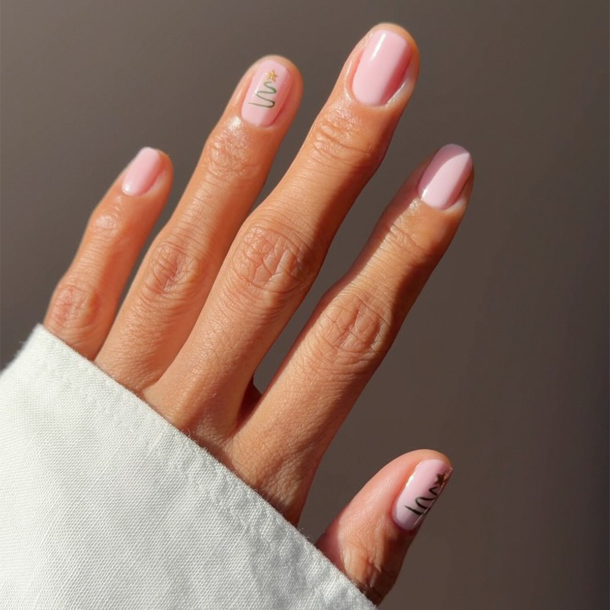 Delicate Gold Christmas Tree Art Delicate Gold Christmas Tree Art — Short Winter Nails