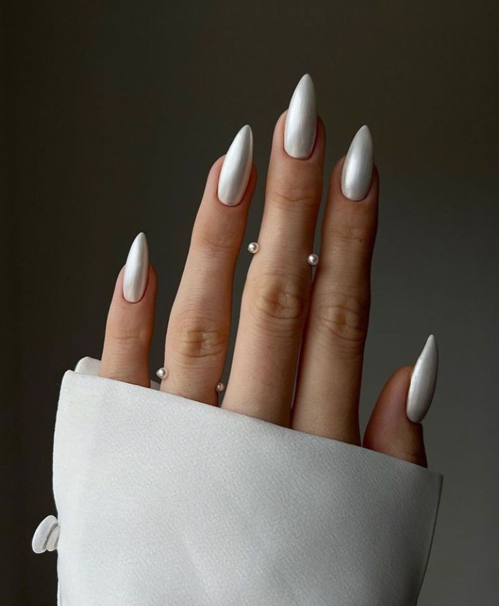 Pearlescent White Chrome Pearl Almonds Pearlescent White Chrome Pearl Almonds — Long Winter Nails