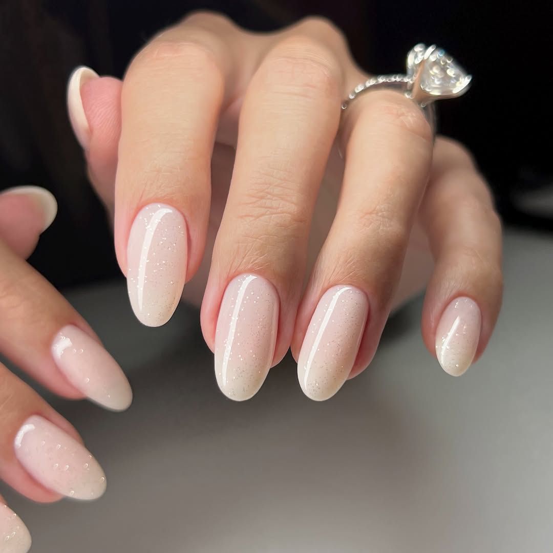 Glitter Gradient Medium Oval Nails Glitter Gradient Medium Oval Nails — Winter White Nails