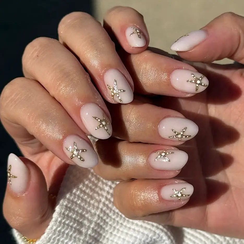 Short Oval Milky Pink with Gold Starfish Art Short Oval Milky Pink with Gold Starfish Art — Trendy Simple Nail Designs