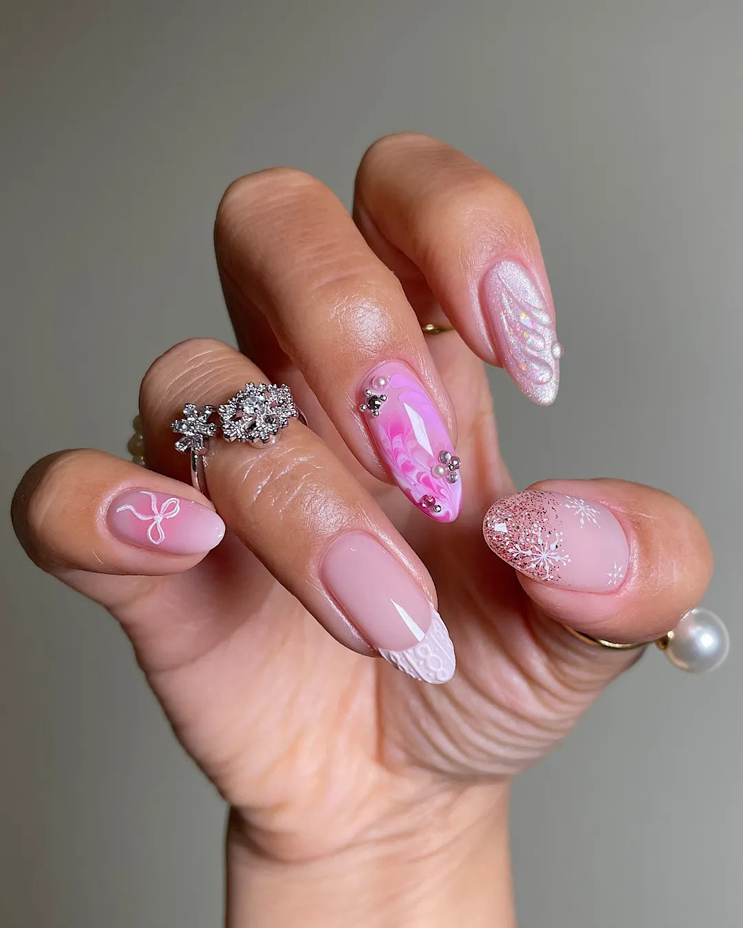 Glossy With Glitter And Pearl Accents Visual Idea Glossy With Glitter And Pearl Accents Visual Idea — Winter French Tip Nails