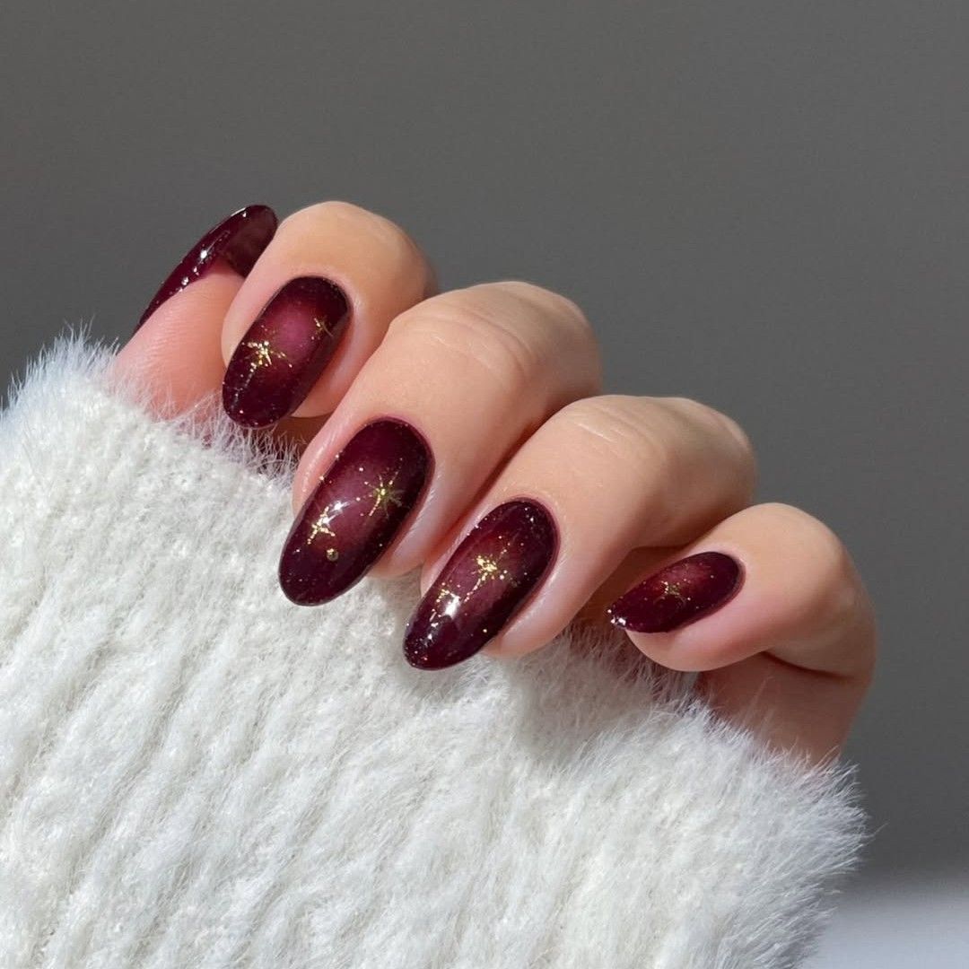 Burgundy Gradient with Gold Stars Burgundy Gradient with Gold Stars — Natural Winter Nails