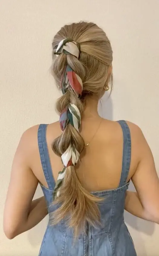Thick Dark Brown Ponytail with Scarf Headband Thick Dark Brown Ponytail with Scarf Headband — Winter Hairstyles with Scarf