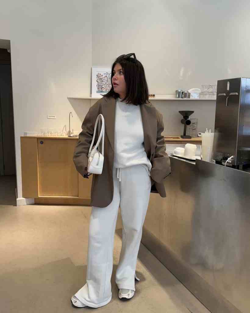 White Wide-Leg Sweatpants with Oversized Brown Blazer White Wide-Leg Sweatpants with Oversized Brown Blazer — Sweatpants Outfits