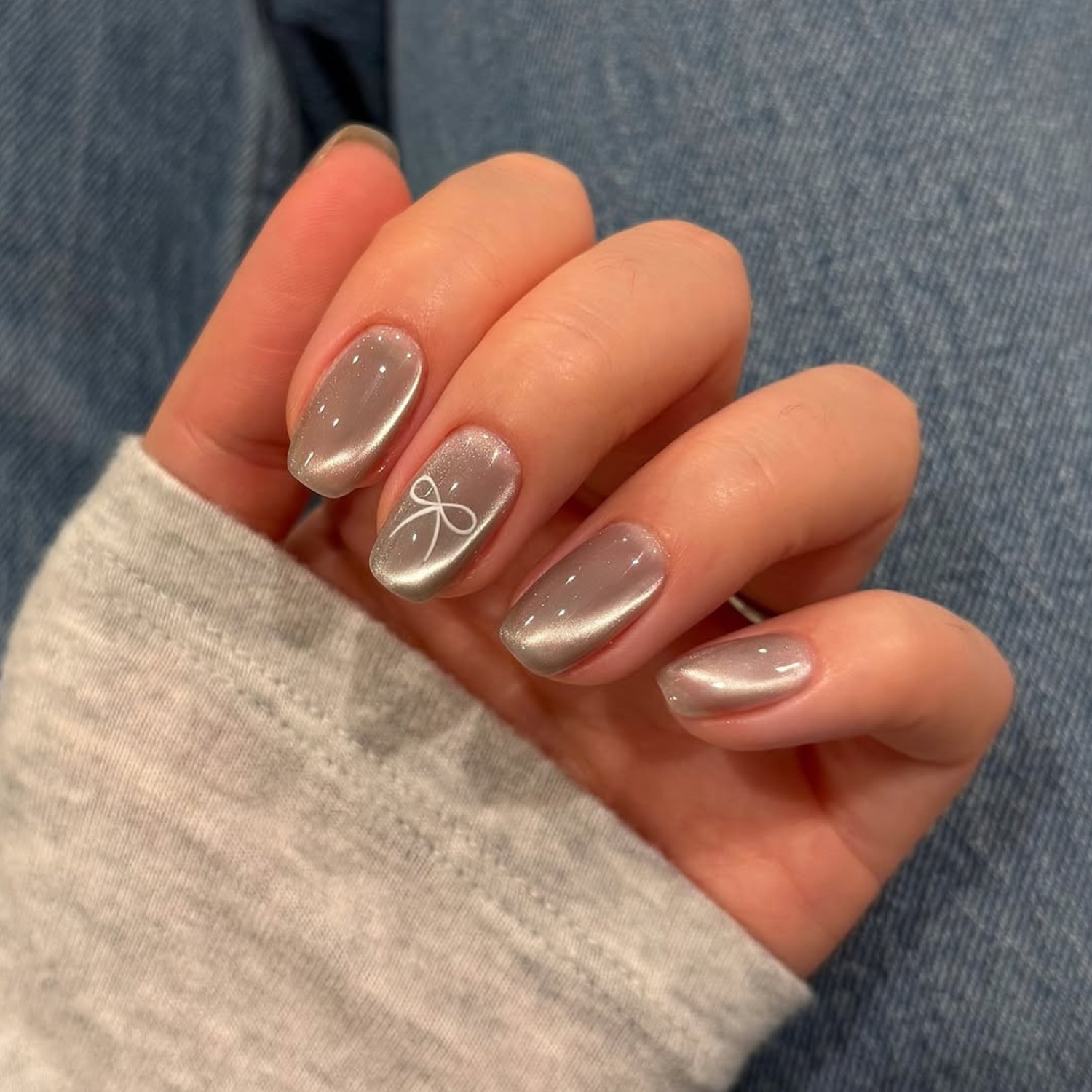 Light Grey Cat Eye with White Bow Accent Light Grey Cat Eye with White Bow Accent — Winter Cat Eye Nails