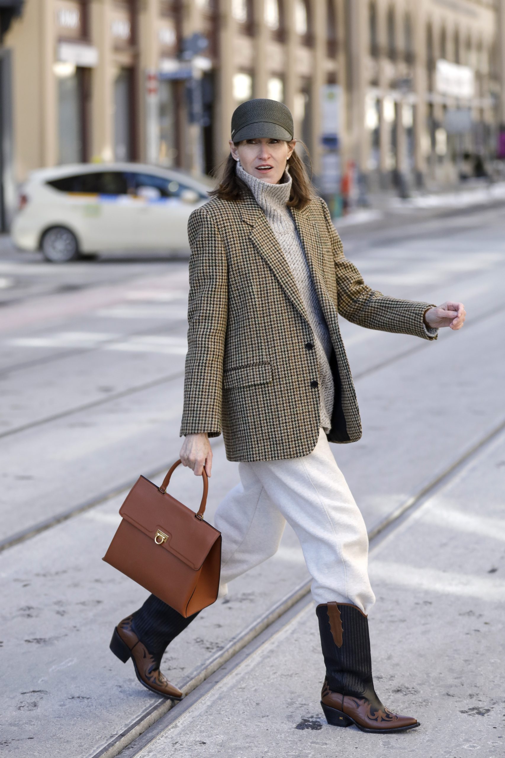Western Boots with Houndstooth Blazer and White Trousers Western Boots with Houndstooth Blazer and White Trousers — Riding Boots Outfits