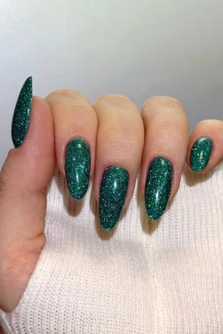 Deep Green Glitter Sparkle Almond Nails Deep Green Glitter Sparkle Almond Nails — Winter Green Nails