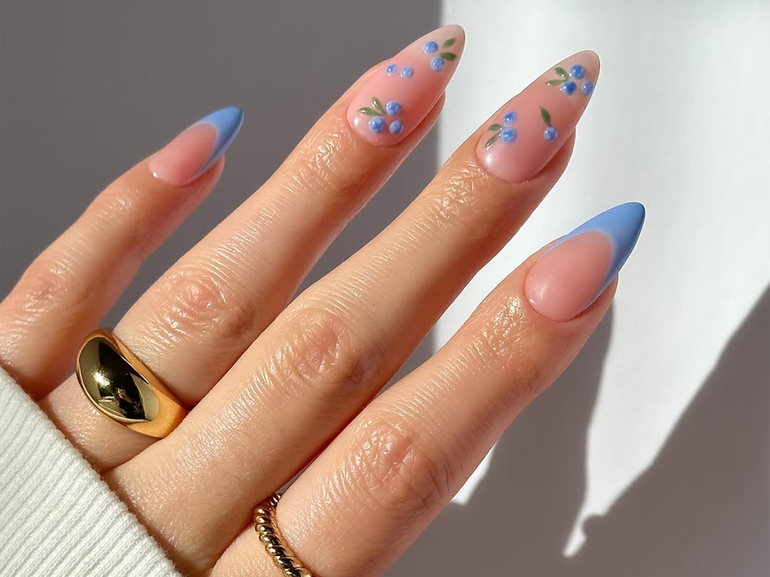 Medium Stiletto Sheer Pink with Blue Flowers Medium Stiletto Sheer Pink with Blue Flowers — Trendy Simple Nail Designs