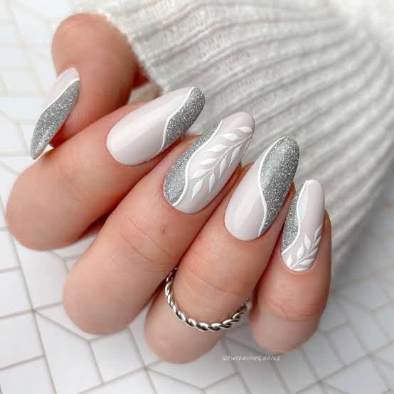 Vine Pattern Silver Glitter Oval Nails Vine Pattern Silver Glitter Oval Nails — Winter White Nails