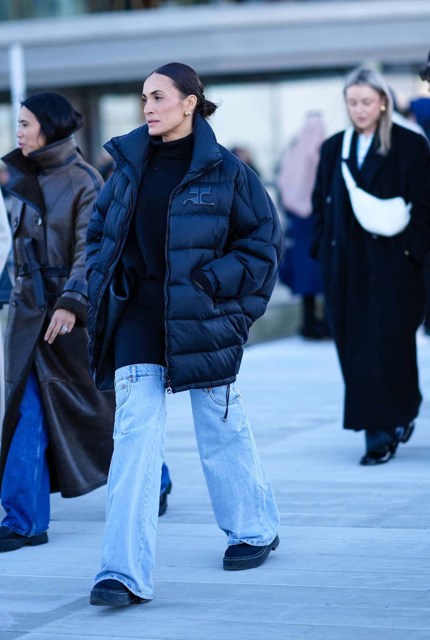Black Oversized Puffer with Wide-Leg Jeans and Chunky Boots Black Oversized Puffer with Wide-Leg Jeans and Chunky Boots — Winter Puffer Jacket Outfits