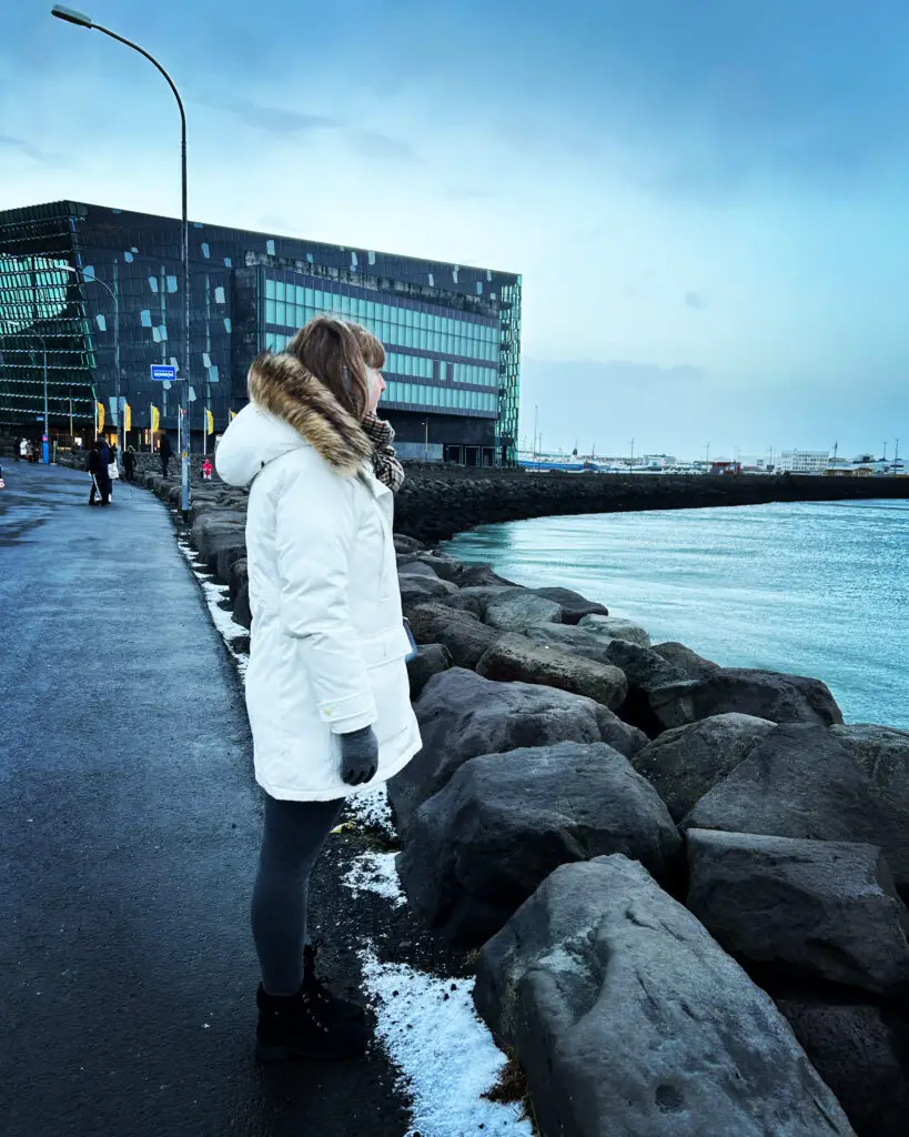 Stylish White Parka for Urban Winter Wandering Stylish White Parka for Urban Winter Wandering — Iceland Winter Outfits