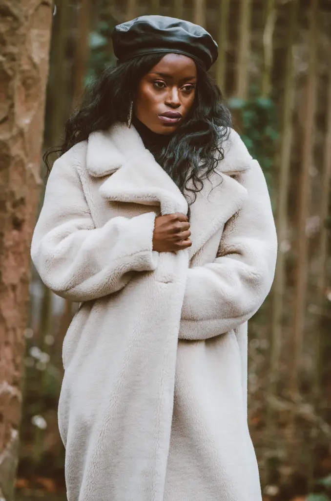 Cream Teddy Coat with Black Beret for Cozy Chic Cream Teddy Coat with Black Beret for Cozy Chic — Teddy Coat Outfits