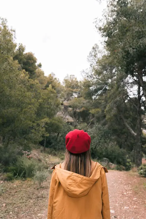 Shoulder-Length Dark Blonde Hair with Red Beret Shoulder-Length Dark Blonde Hair with Red Beret — Winter Hat Hairstyles