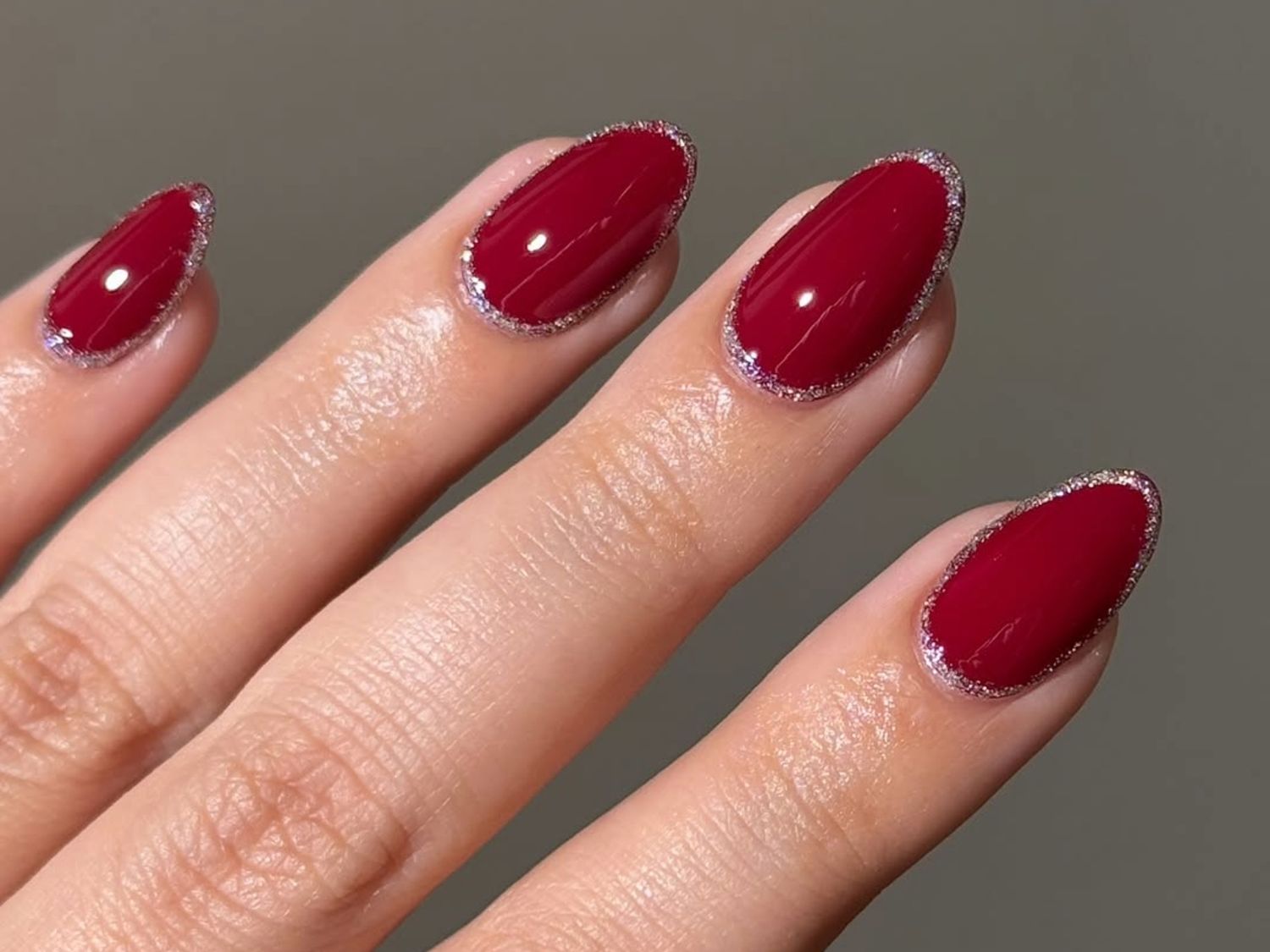 Deep Red Glitter Outline Oval Nails Deep Red Glitter Outline Oval Nails — Winter Acrylic Nails