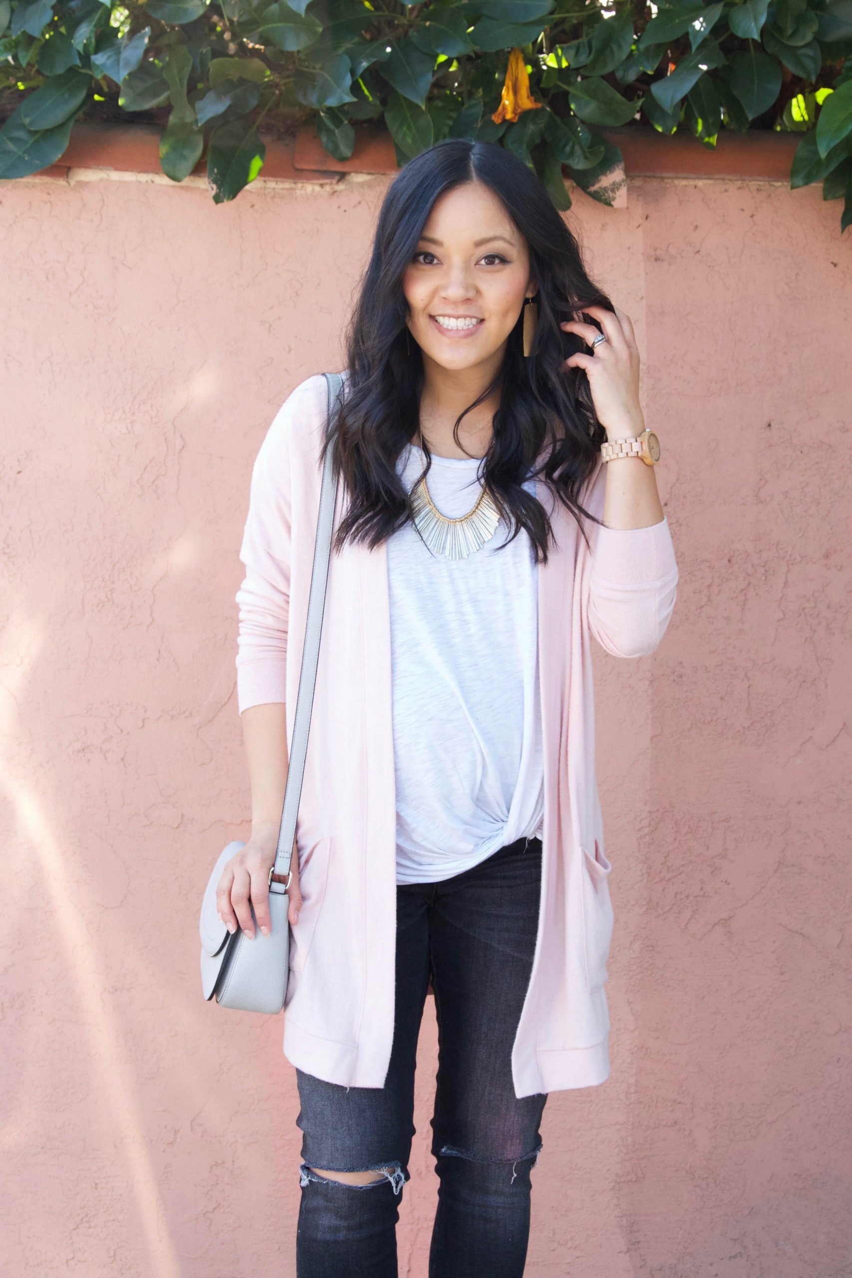 Light Pink Cardigan with Ripped Jeans for Spring Casual Light Pink Cardigan with Ripped Jeans for Spring Casual — Cardigan Outfits