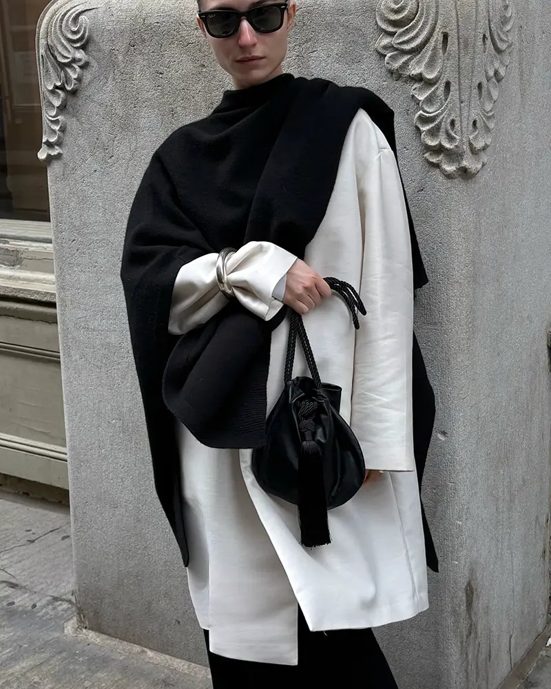 Oversized Black Shawl as a Dramatic Outer Layer Oversized Black Shawl as a Dramatic Outer Layer — Scarf Outfits