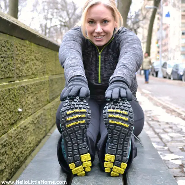 Grey Zip-Up Jacket and Gloves for Outdoor Winter Workouts — Winter Workout Outfits