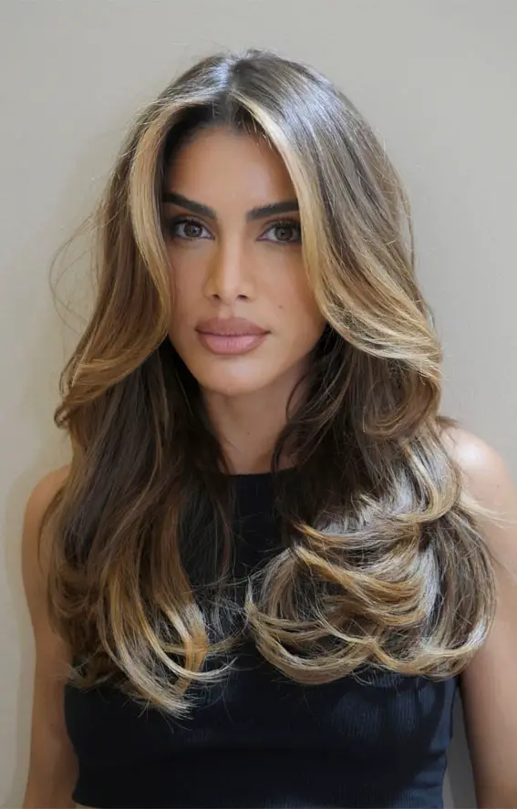 Mid-Back Loose Waves With Face-Framing Highlights Mid-Back Loose Waves With Face-Framing Highlights — Winter Layered Haircuts