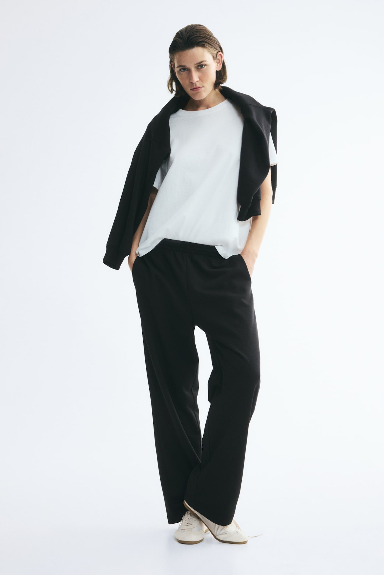 Black Wide-Leg Sweatpants with Draped Sweatshirt and Sneakers Black Wide-Leg Sweatpants with Draped Sweatshirt and Sneakers — Sweatpants Outfits