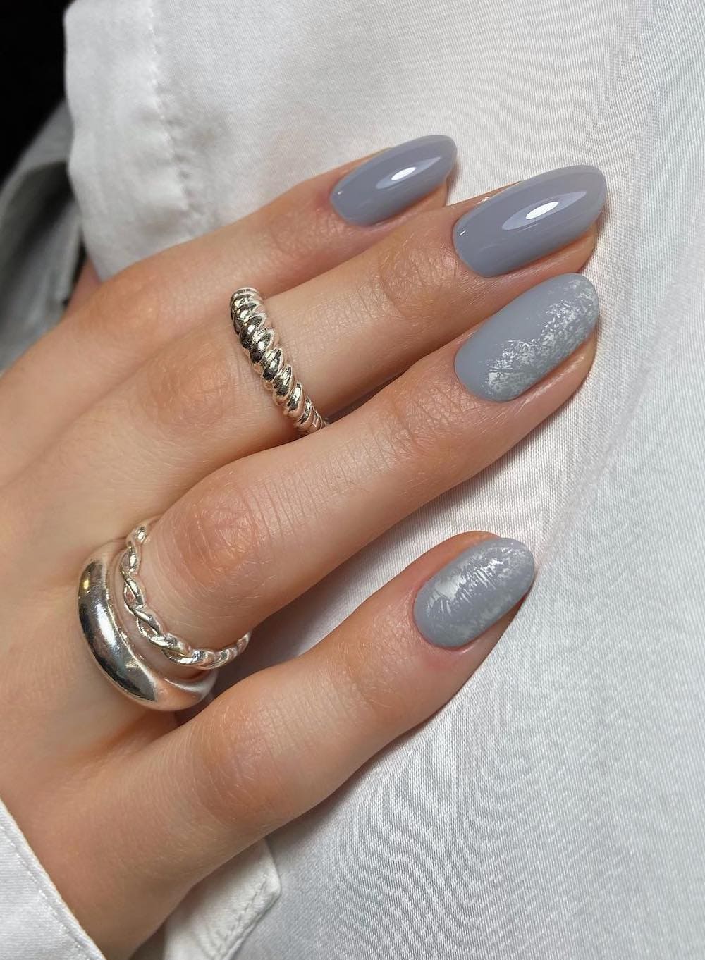 Textured Frost Accent Oval Nails Textured Frost Accent Oval Nails — Winter Gray Nails