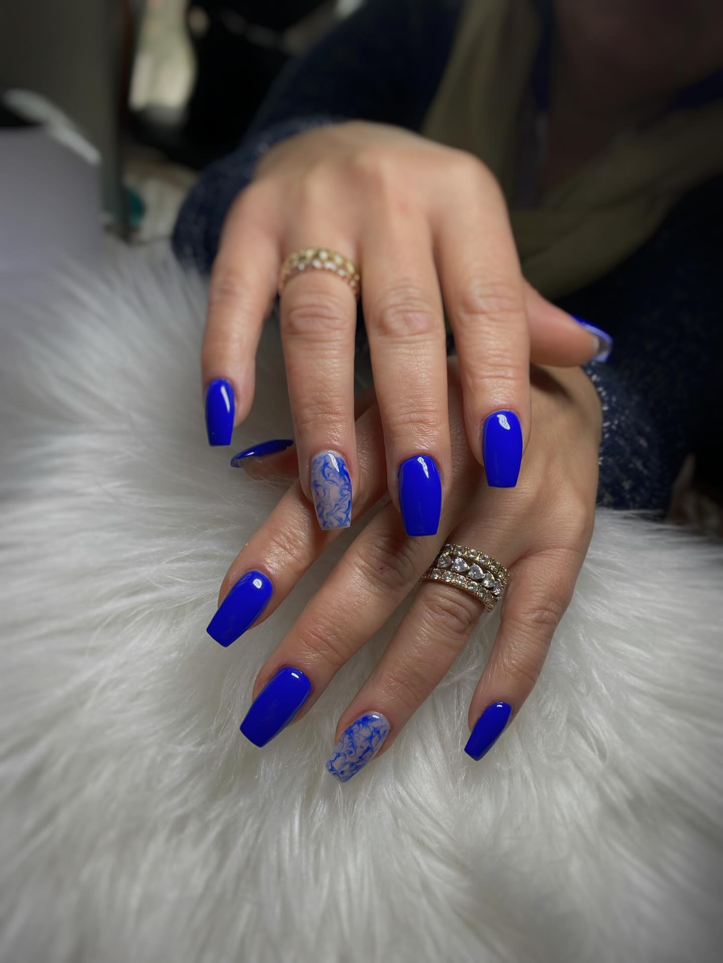 Abstract Blue Swirls On Accent Nails Visual Idea Abstract Blue Swirls On Accent Nails Visual Idea — Blue Nail Inspo