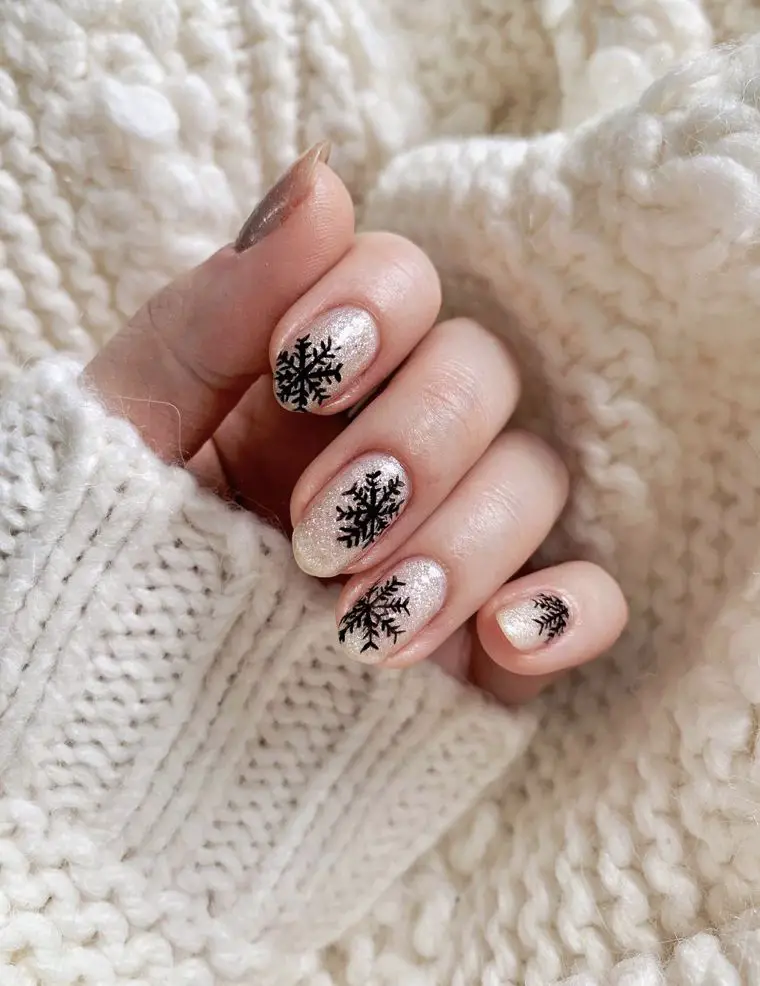 Short Oval Silver Black Snowflakes Short Oval Silver Black Snowflakes — Winter Vacation Nails