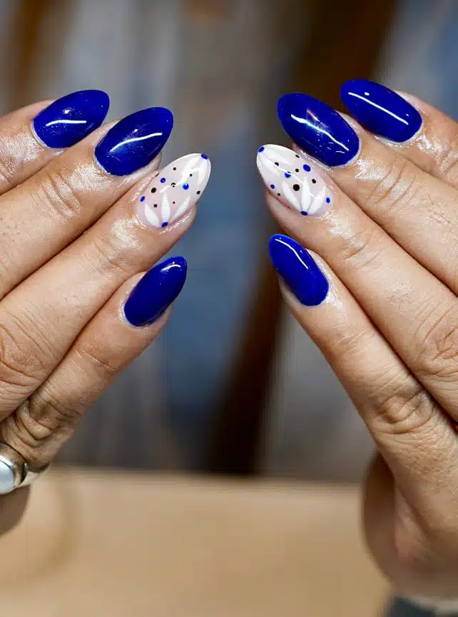 Royal Blue and White Floral Dot Nails Royal Blue and White Floral Dot Nails — Nail Art Ideas