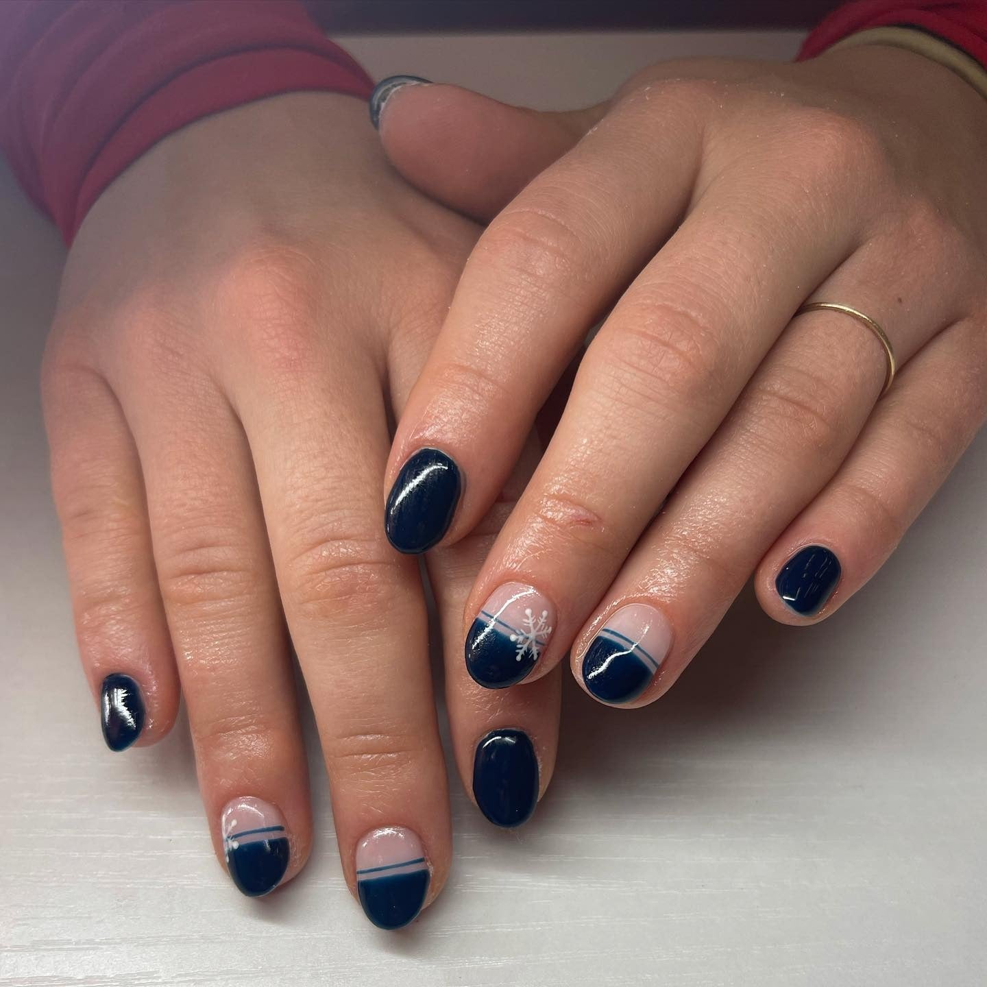 Navy Blue Snowflake Stripe Nails Navy Blue Snowflake Stripe Nails — Simple Winter Nails