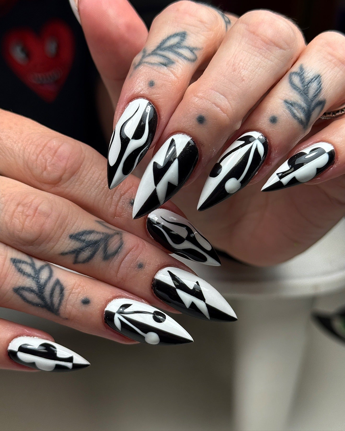Long Stiletto Black and White Abstract Flames Long Stiletto Black and White Abstract Flames — Black Nail Ideas