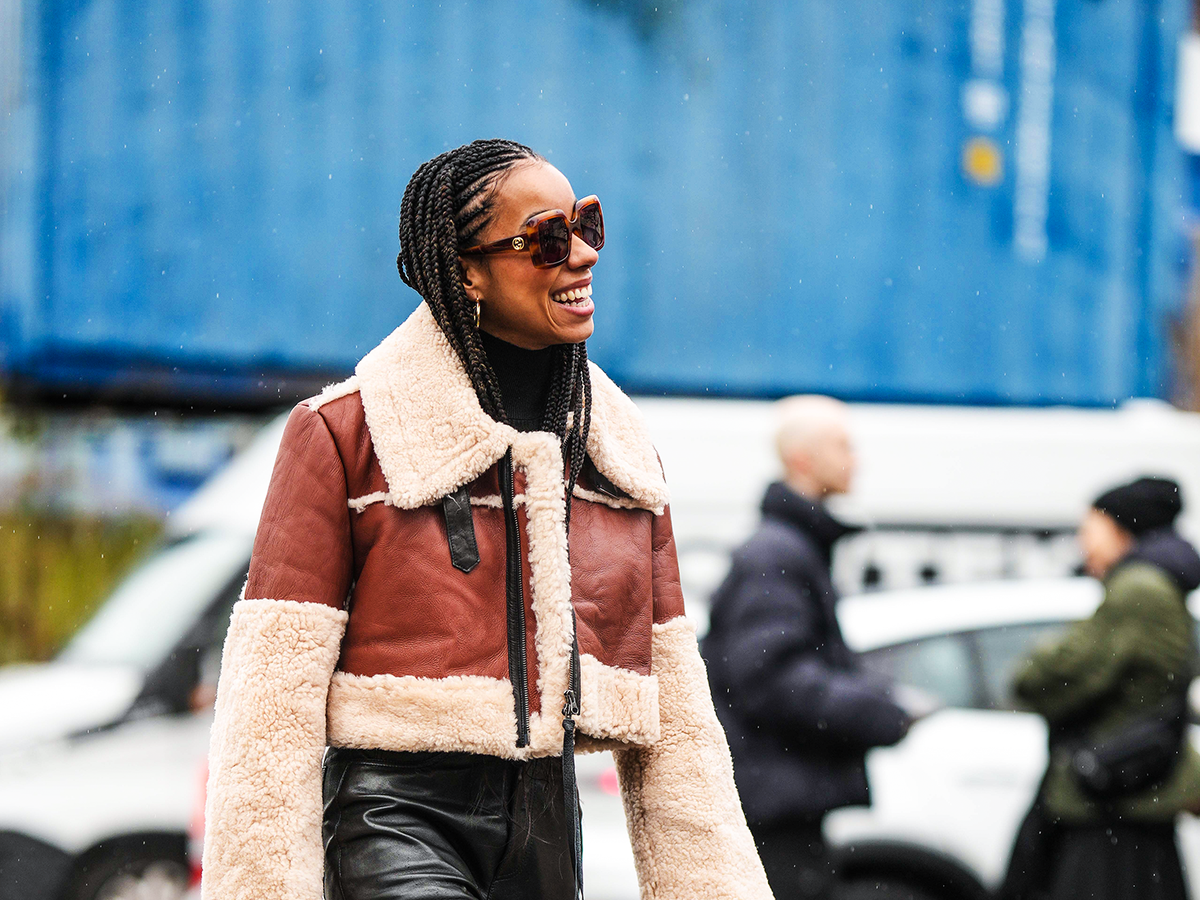 Black Boots Chic Casual Black Leather Trousers with Shearling Jacket — Leather Pants Outfits