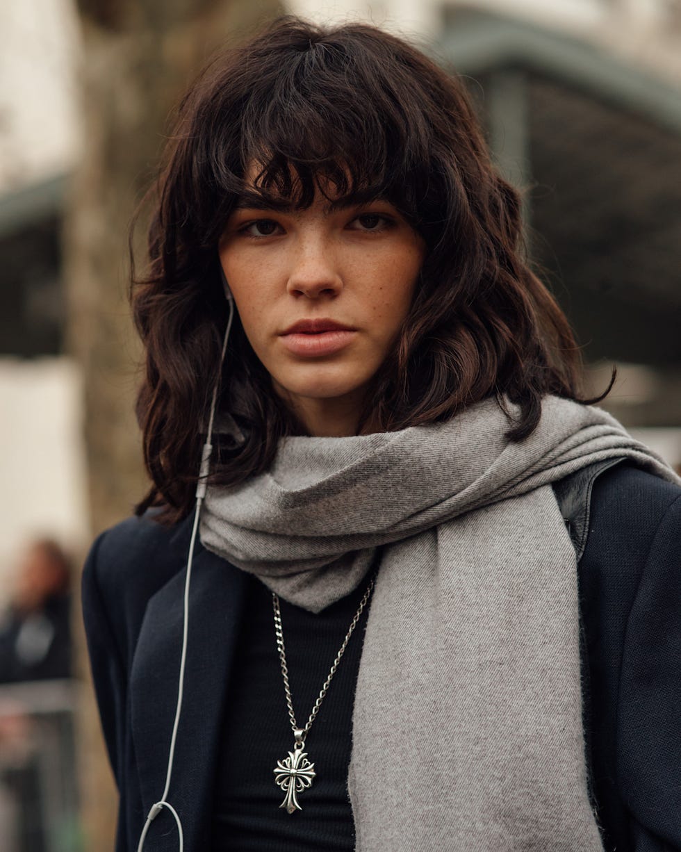 Collarbone Shag With Full Bangs Collarbone Shag With Full Bangs — Winter Haircuts with Curtain Bangs