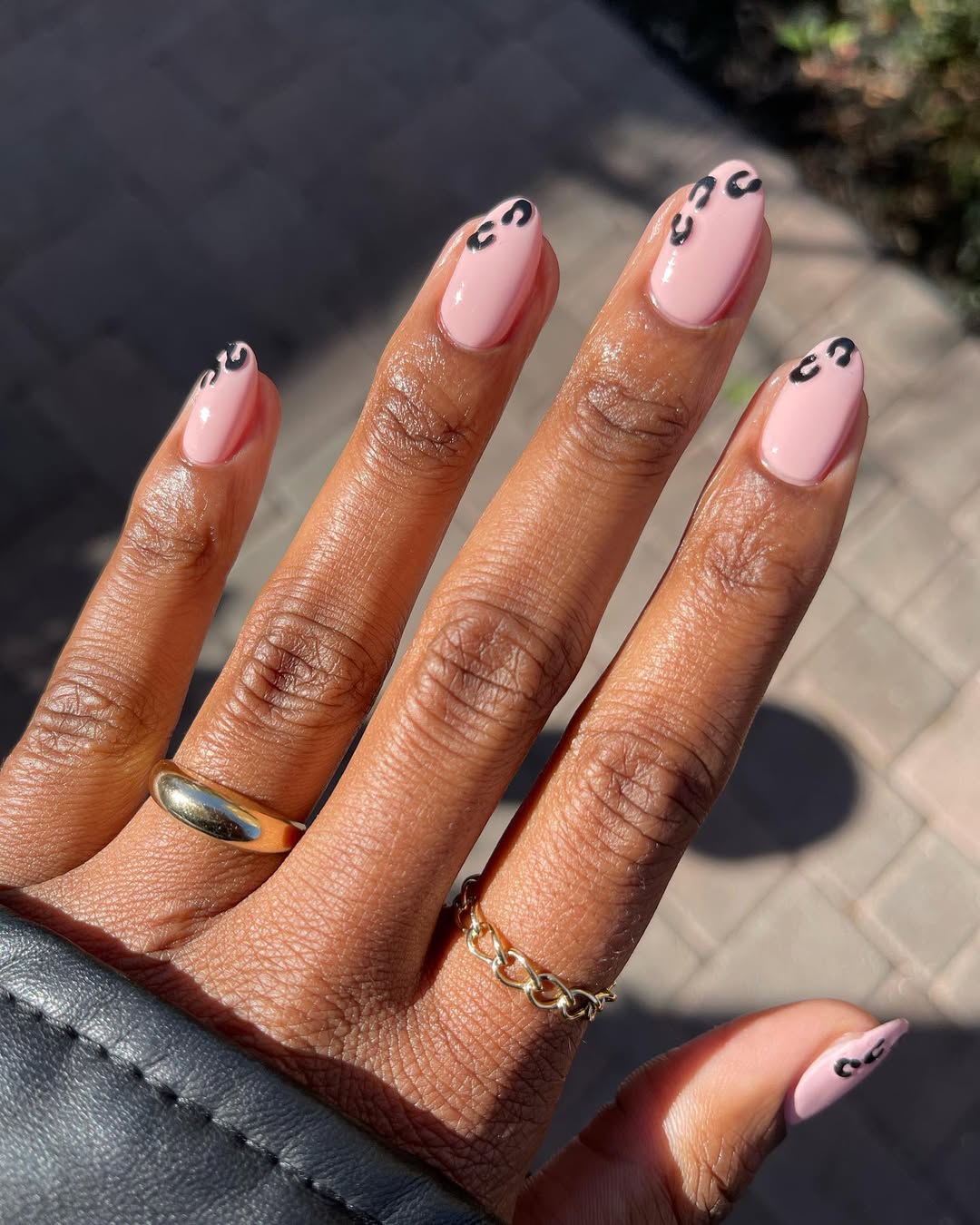 Black Leopard Spots On Accent Nails Visual Idea Black Leopard Spots On Accent Nails Visual Idea — Easy Nail Designs
