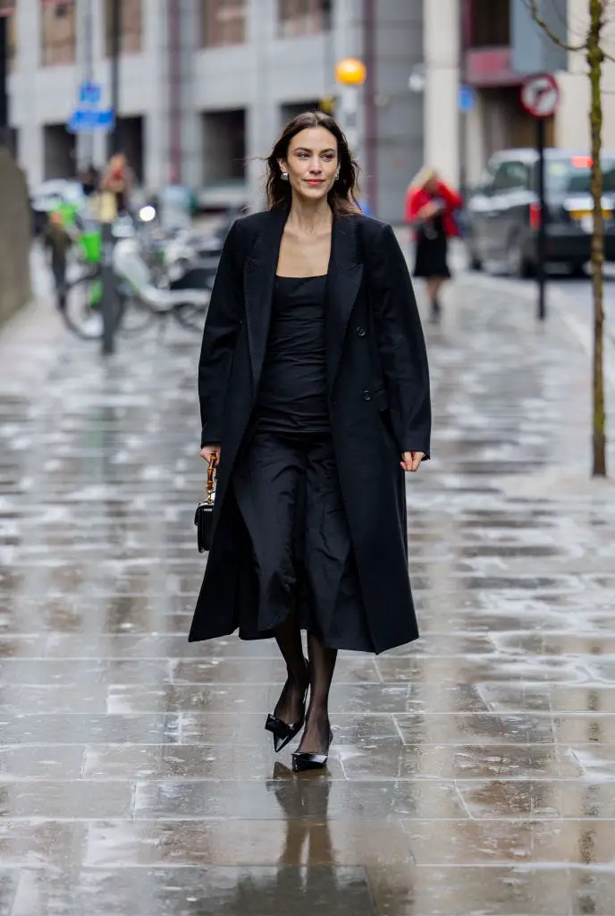 Elegant Evening Look Featuring a Black Wool Coat Elegant Evening Look Featuring a Black Wool Coat — Black Coat Outfits