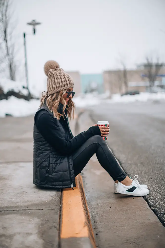 Casual Black Leggings with Camouflage Top and Tote Bag Casual Black Leggings with Camouflage Top and Tote Bag — Winter Outfits with Leggings