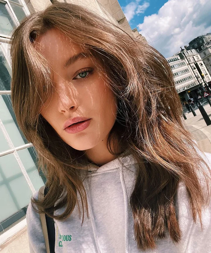 Collarbone Shag With Blended Curtain Bangs Collarbone Shag With Blended Curtain Bangs — Winter Haircuts with Curtain Bangs