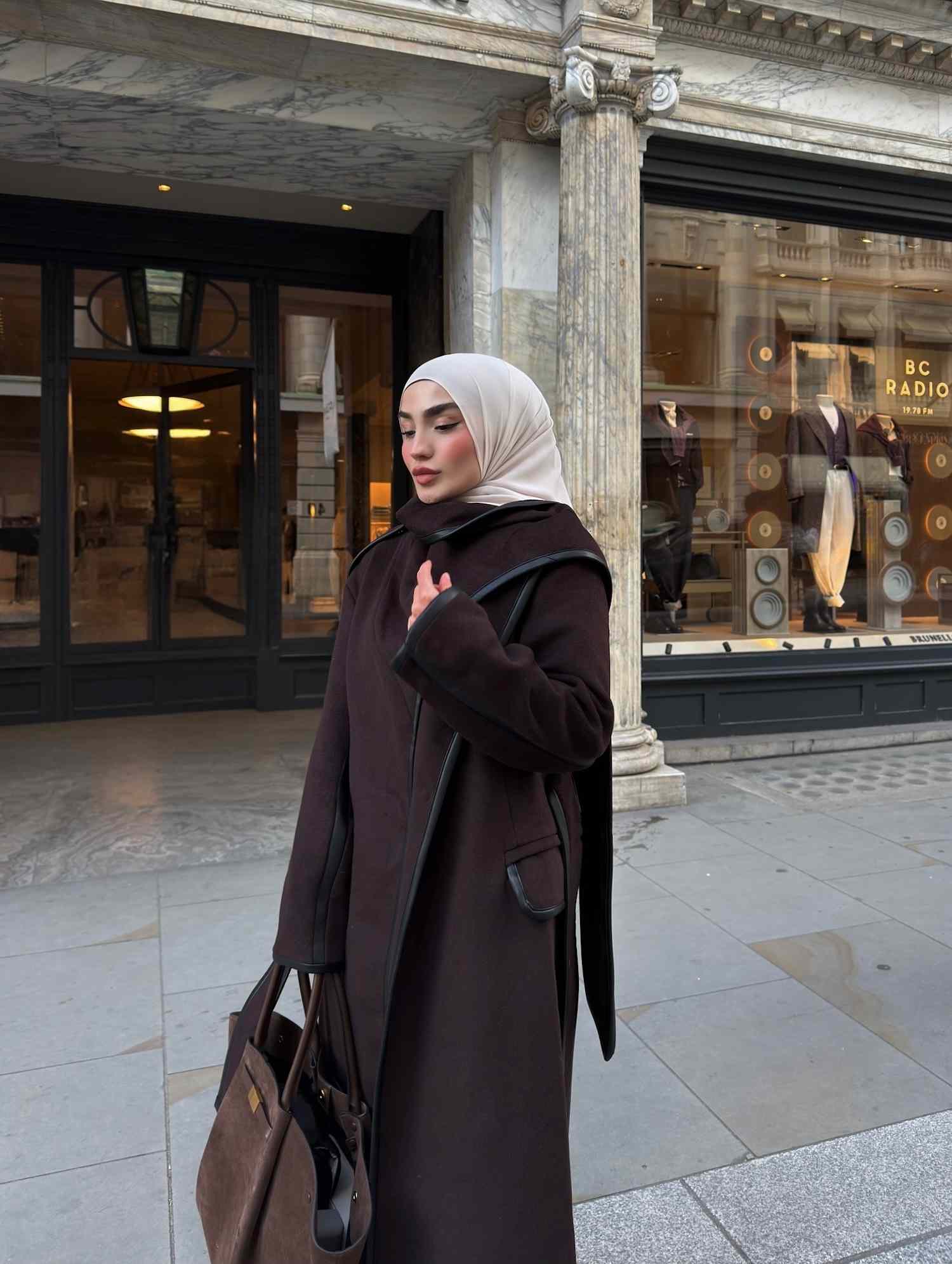 Elegant Dark Brown Coat with Leather Trim and Cream Hijab Elegant Dark Brown Coat with Leather Trim and Cream Hijab — Brown Coat Outfits