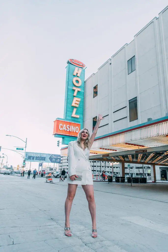 White Blazer Dress for a Glamorous Vegas Night White Blazer Dress for a Glamorous Vegas Night — Las Vegas Winter Outfits
