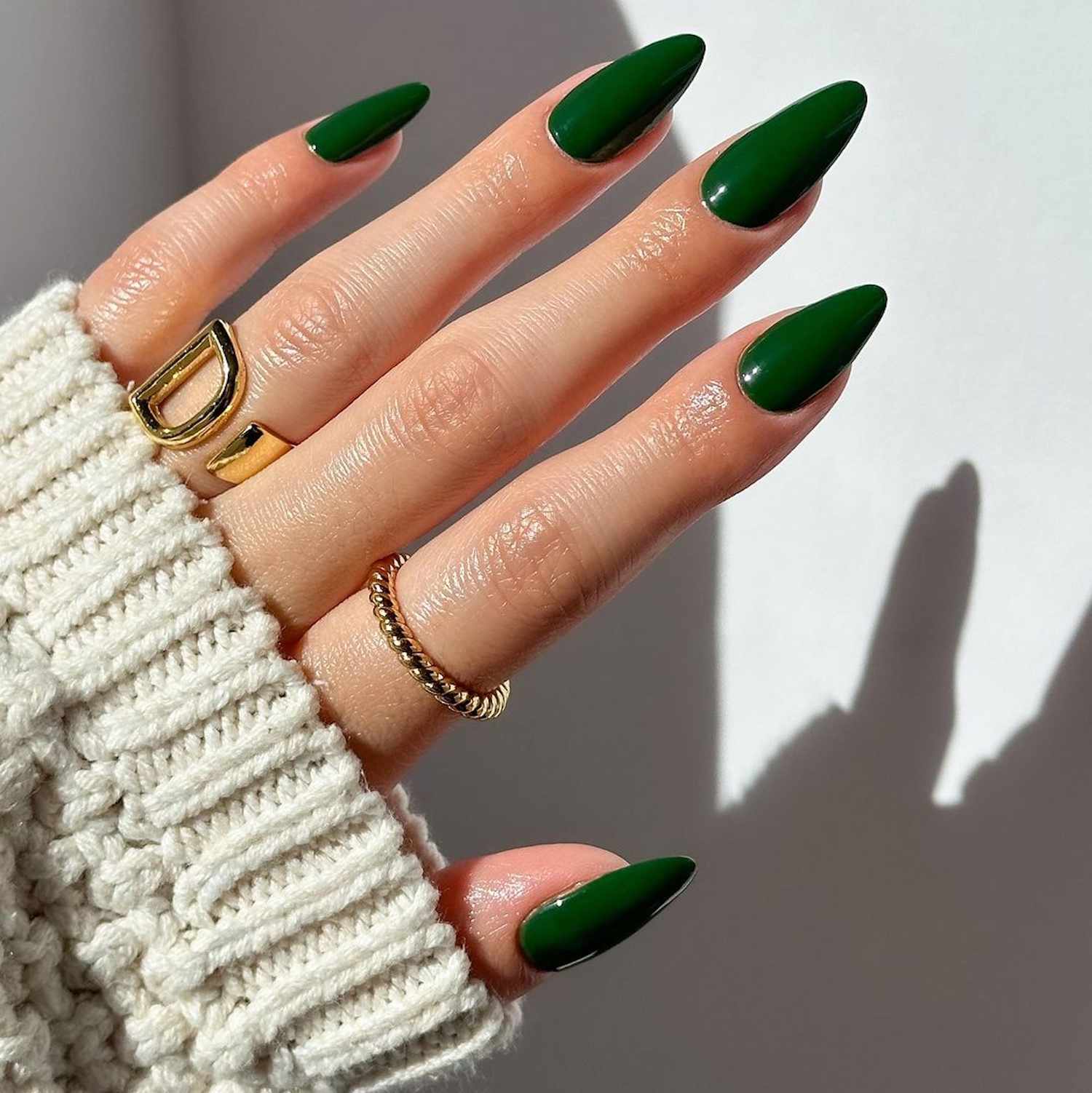 Dark Green Glossy Stiletto Nails Dark Green Glossy Stiletto Nails — Winter Green Nails