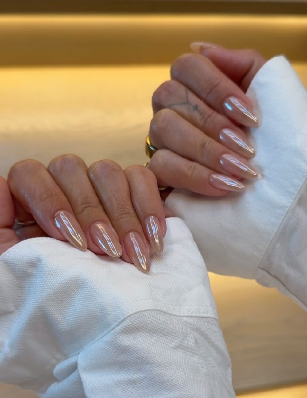 Pale Beige Iridescent Chrome Almonds Pale Beige Iridescent Chrome Almonds — Winter Chrome Nails